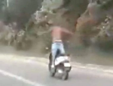 Άμυαλος μηχανόβιος κάνει επικίνδυνες μανούβρες στην Εθνική οδό Χανίων